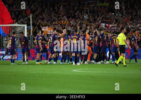 Barcelona, Spanien. Mai 2026. Die Spieler des FC Barcelona, die 2025-2026 die Meisterschaft der La Liga feierten, spielten am 10. Mai 2026 im Spotify Camp Nou Stadion in Barcelona, Spanien, während des Fußballspiels La Liga EA Sports zwischen dem FC Barcelona und Real Madrid. (Foto: Bagu Blanco/PRESSINPHOTO) Credit: PRESSINPHOTO SPORTS AGENCY/Alamy Live News Stockfoto