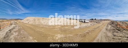 Diese Panoramaaufnahme erfasst die große Größe eines großen Bau- und Landentwicklungsgeländes in Yangju, Südkorea. Unter einem weitläufigen blauen Himmel mit Stockfoto