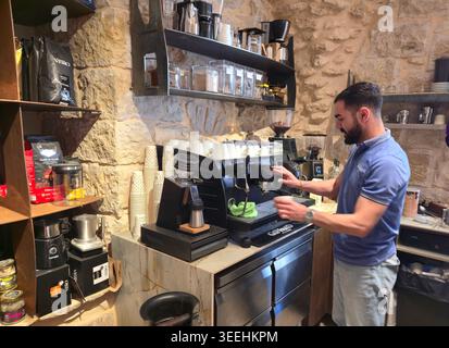 Barista bereitet Cortado im Café Vero und Coffee Shop in der Shivtei Israel St in Jerusalem zu. Stockfoto