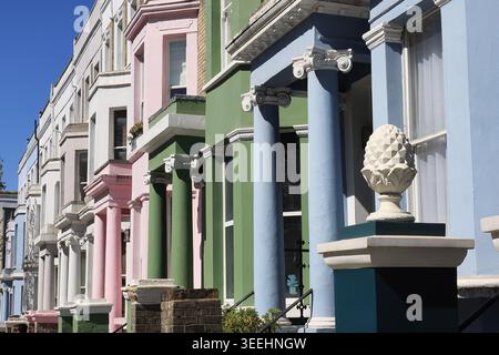 Die hübschen Pastellfarben der Häuser an der Westbourne Park Road, wo Influencer gerne fotografieren, in Notting Hill, West London, Großbritannien Stockfoto