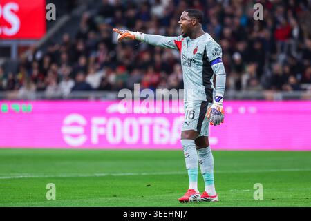 IPA84567165: Mike Maignan vom AC Mailand während des Fußballspiels der Serie A 2025/26 zwischen dem AC Mailand und Atalanta BC im San Siro Stadion in Mailand Stockfoto