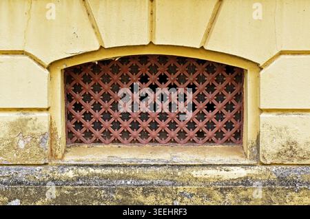 Dekoratives Kellergitter an der Fassade in Petropolis, Rio de Janeiro, Brasilien Stockfoto