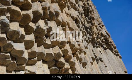 Nahaufnahme der Basaltsäulen in der geologischen Formation Symphony of Stones in der Garni-Schlucht, Armenien Stockfoto