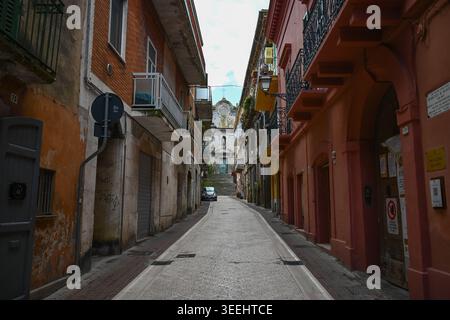 Blick auf die Chiesa di Sant'Agostino vom Corso Vittorio Emanuele, einer Straße in Città Sant'Angelo, einer Komune in der Provinz Pescara, Abruzzen, Italien. Stockfoto