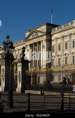 Buckingham Palace, London. Der königliche Standard fliegt, was darauf hinweist, dass der König residiert. Stockfoto