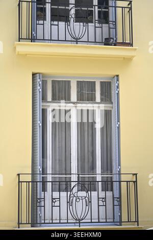 Wohnhaus mit Jugendstilgeländer vor Balkonen, Nizza Frankreich Stockfoto