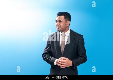 Porträt eines selbstbewussten indonesischen Geschäftsmannes in formellem Anzug und Krawatte. Südostasiatischer Profi posiert ruhig für Firmen- und Geschäftszwecke. Stockfoto