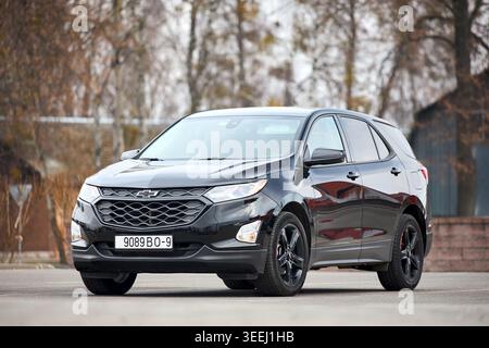 Minsk, Weißrussland - 17. März 2026: Redline Edition Black Chevrolet Equinox verfügt über ein schlankes, modernes Design, das auf einer Stadtstraße vor einem Hintergrund geparkt wird Stockfoto