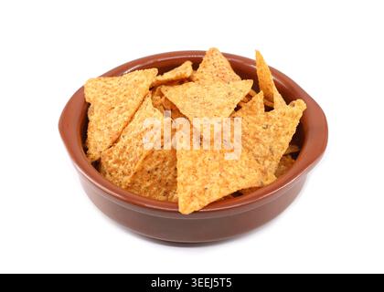 Tortillas mit Jalapeno-Geschmack auf einer Färbekeramik-Schüssel. Weißer Hintergrund. Stockfoto