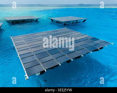Aus der Vogelperspektive des schwimmenden Solarkraftwerks SolarSea von Swimsol auf türkisfarbenem Meereswasser Dharavandhoo, Baa Atoll, Malediven. Stockfoto