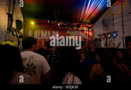 Live-Darsteller unterhält Festivalbesucher während der Feierlichkeiten im Santos Populares in Alfama, Lissabon Stockfoto