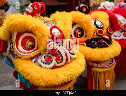 Nahaufnahme zweier farbenfroher, traditioneller chinesischer Löwenkostüme mit leuchtendem gelbem und orangefarbenem Kunstfell, Kuala Lumpur, Malaysia Stockfoto