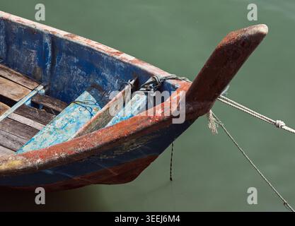 Nahaufnahme eines traditionellen, farbenfrohen hölzernen Bootsrumpfs, der auf dem Wasser schwimmt, George Town, Penang, Malaysia Stockfoto