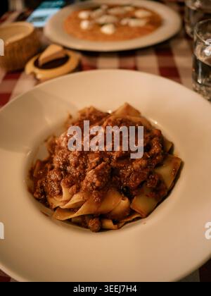 Pappardelle-Pasta mit Bolognese-Fleischsoße, serviert in einer weißen Schüssel in einem italienischen Restaurant in Tallinn, Estland Stockfoto