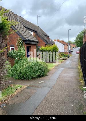 Sonniger Nachmittagsblick auf einen Wohnweg und rote Backsteinhäuser in Northampton Northamptonshire Großbritannien England britischer Lebensstil bewölkter Himmel Geländer Stockfoto