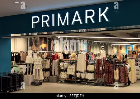 Primark-Modus Speichern. Primark ist ein international tätiger Textil-Discounter mit Hauptsitz in Dublin in der Republik Irland. In Primark-Filialen, die in der Regel mehrere Tausend Quadratmeter Verkaufsfläche bieten, werden Textilien, Schuhe und Accessoires für Damen, Herren und Kinder sowie Artikel für den Wohnbedarf und Kosmetik zu niedrigen Preisen verkauft. *** Primark Fashion Store Primark ist ein internationaler Discount-Bekleidungshändler mit Hauptsitz in Dublin in der Republik Irland Primark Stores, die in der Regel mehrere tausend Quadratmeter Einzelhandelsfläche anbieten, Textilien und Schuhe verkaufen Stockfoto