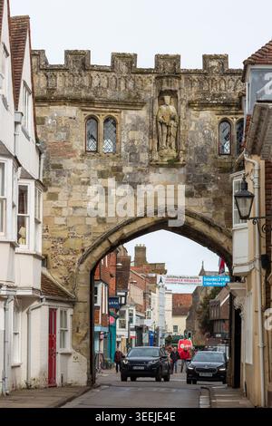 Die High Street ist eines der Haupttore zur Salisbury Cathedral Close and Grounds in Wiltshire, England Stockfoto