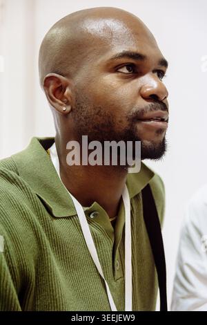 Kahler afroamerikaner, der während der Veranstaltung zuhört Stockfoto