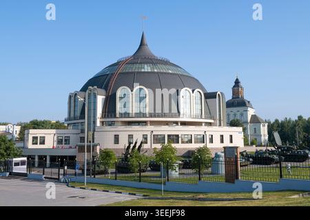 TULA, RUSSLAND - 15. JULI 2024: Blick auf das moderne Gebäude des Staatlichen Waffenmuseums an einem sonnigen Julimorgen. Tula Stockfoto