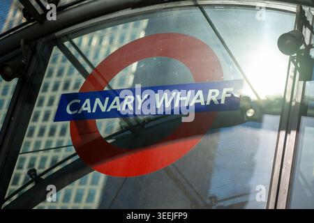Canary Wharf London Underground Roundel spiegelt sich in der Glasarchitektur der Londoner Docklands wider. Stockfoto