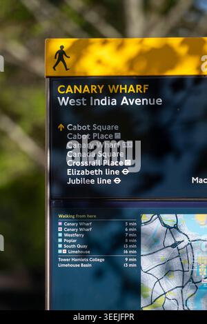Wegweiser für Canary Wharf und Verkehrsverbindungen in den Londoner Docklands. Stockfoto