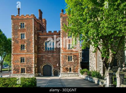 Lambeth Palace London. Morton's Tower ein berühmtes Torhaus aus rotem Backstein, das den Eingang zum Lambeth Palace in London bildet Stockfoto