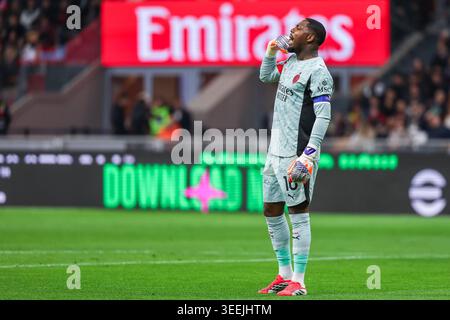 Mike Maignan vom AC Milan reagierte 2025/26 während des Fußballspiels der Serie A zwischen dem AC Milan und Atalanta BC im San Siro Stadion in Mailand Stockfoto