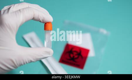 Handschuhe halten PCR-Teströhrchen mit Beutel für biologische Gefahrenstoffe — medizinisches Labor und Virustestkonzept Stockfoto
