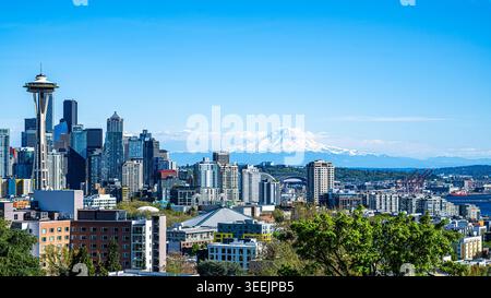 Die legendäre Skyline von Seattle erhebt sich unter der majestätischen Präsenz des Mount Rainier und fängt den beeindruckenden Kontrast zwischen urbaner Energie ein. Stockfoto