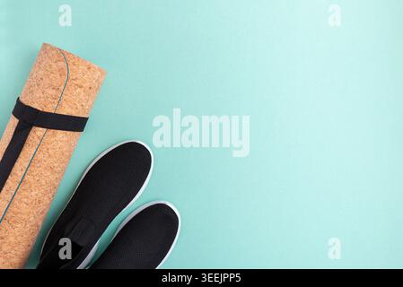 Yogamatte und Turnschuhe auf blauem Hintergrund. Sport Flatlay Stockfoto