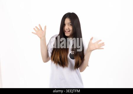 Eine junge Frau, die überrascht ist mit den Händen auf den Wangen für professionelle Werbung... Stockfoto