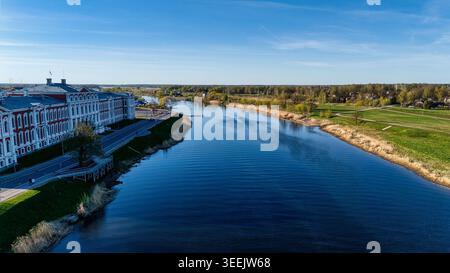 Blick auf den historischen Jelgava-Palast und den Fluss Lielupe in Lettland Stockfoto