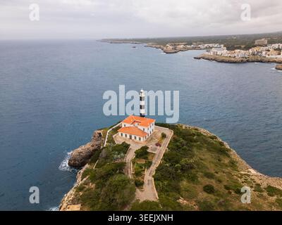 Aus der Vogelperspektive des Leuchtturms Far de Portocolom auf einer felsigen Klippe mit Blick auf das Mittelmeer in Portocolom, Balearen, Spanien. Stockfoto