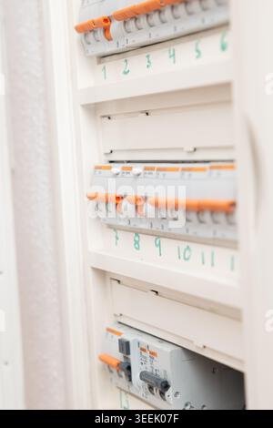Leistungsschalter in einer elektrischen Schalttafel zur Steuerung der Stromverteilung in einem modernen Gebäude Stockfoto