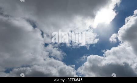 Niedrigwinkelansicht von Wolken und Sonne am blauen Himmel für kommerzielles Archivmaterial A Stockfoto