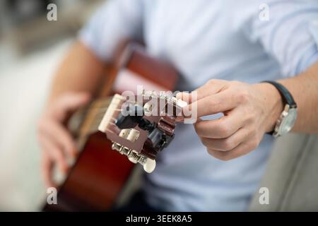 Ein Mann spielt Gitarre Stockfoto
