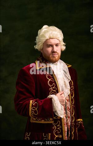 Porträt eines jungen Mannes in historischem aristokratischem Kostüm und mit Blick auf die Kamera, das Erzählen von historischen Geschichten repräsentiert. Für Theaterwerbung, Museumsmarketing, Werbekampagne für Veranstaltungen Stockfoto