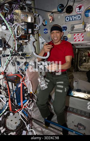 Internationale Raumstation, Erdumlaufbahn. Mai 2026. Der NASA-Astronaut und Flugingenieur Chris Williams der Expedition 74 spricht mit Studenten am Boden mit dem HAM-Funkgerät an Bord der Internationalen Raumstation am 7. Mai 2026 in der Erdumlaufbahn. Das ARISS, oder Amateur Radio auf der Internationalen Raumstation, bietet Studenten auf der ganzen Welt die Möglichkeit, direkt mit Crewmitgliedern an Bord des orbitalen Außenpostens zu sprechen Stockfoto