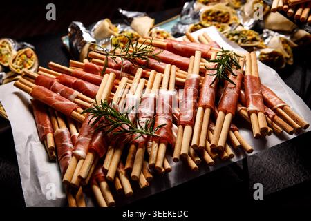 Brotstangen mit Schinken und Rosmarin-Beilage. Stockfoto