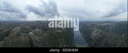 Weite Panoramasicht auf Lysefjord und Lysebotn im Südwesten Norwegens, mit dramatischen Klippen, gewundenen Bergstraßen und zerklüfteten skandinavischen Ten Stockfoto