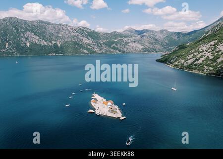 Schwimmende Inselfestung. Ungestörter Blick auf die isolierte Insel im ruhigen Meer Stockfoto
