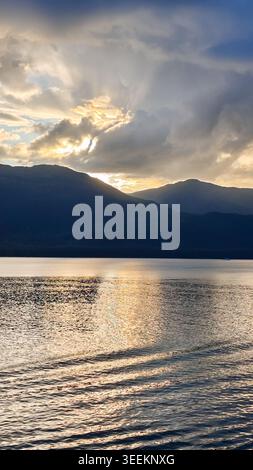 Alaska, USA - 13. August 2024: Dramatischer Sonnenuntergang über dem Wasser im Hoonah-Angoon Census Area in Alaska mit goldenem Licht Stockfoto