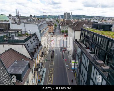 Aus der Vogelperspektive auf die Stadtlandschaft mit historischen Dächern, modernen Gebäuden und einer Fußgängerstraße in Biel Bienne, Kanton Bern, S Stockfoto