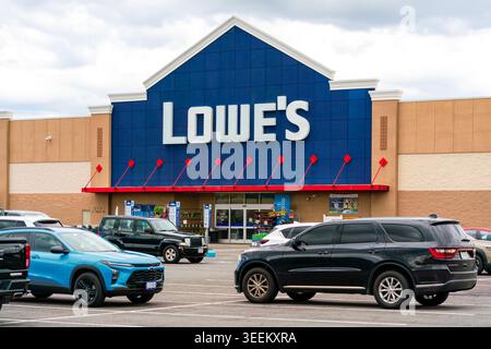 Cicero, NY - 2. Mai 2026: Außenansicht eines Lowe's Home Improvement Stores am Market Place Mall Plaza. Lowe’s, 1921 gegründet und mehr als 1,70 Personen tätig Stockfoto