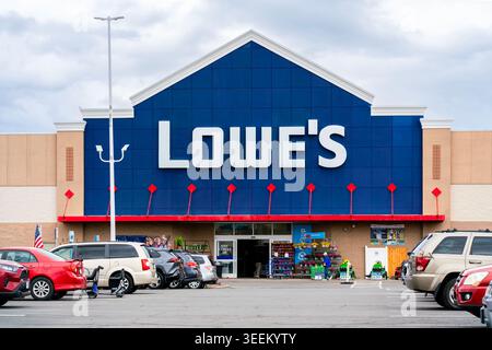 Cicero, NY - 2. Mai 2026: Außenansicht eines Lowe's Home Improvement Stores am Market Place Mall Plaza. Lowe’s, 1921 gegründet und mehr als 1,70 Personen tätig Stockfoto