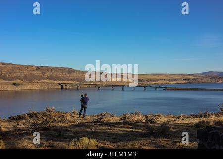 Mutter und Kind mit Blick auf die Vantage Bridge und die Columbia River Gorge im Bundesstaat Washington Stockfoto