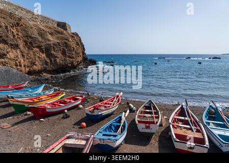Praia. Mai 2026. Dieses Foto vom 11. Mai 2026 zeigt bemalte Fischerboote an der Küste von Cidade Velha, Santiago Island, Kap Verde. Die Insel Santiago, die sich im südlichen Teil des Kap-Verden-Archipels befindet, ist die größte und bevölkerungsreichste Insel des Landes. Quelle: Xie Jianfei/Xinhua/Alamy Live News Stockfoto