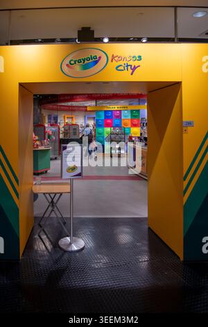 Kansas City, Missouri. Leute, die im Crayola-Laden im Crown Center einkaufen. Stockfoto