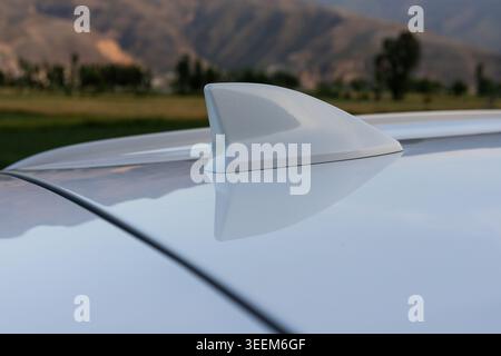 Weiße SUV Shark Fin Antenne Nahaufnahme auf dem Autodach Stockfoto