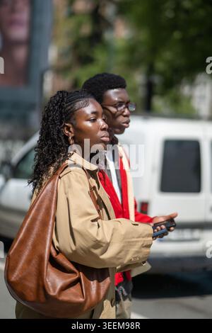 Modisches verheiratetes Paar afroamerikaner Mann und Frau stehen auf der Straße und warten auf ein Taxi. Stockfoto